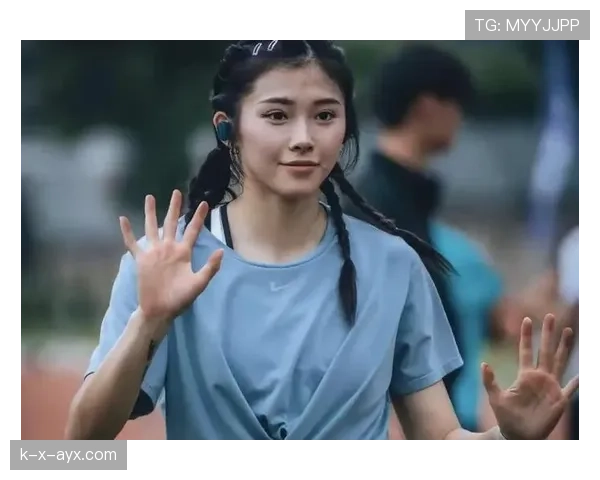 吴艳妮训练间偷戴金链子，这画风也太“不符”体育特训了吧？